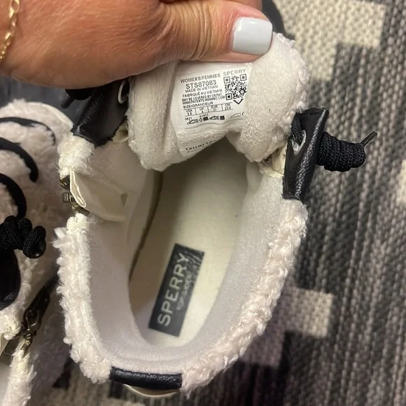 Sperry Size 6 1/2 Worn Twice - Picture 5 of 5